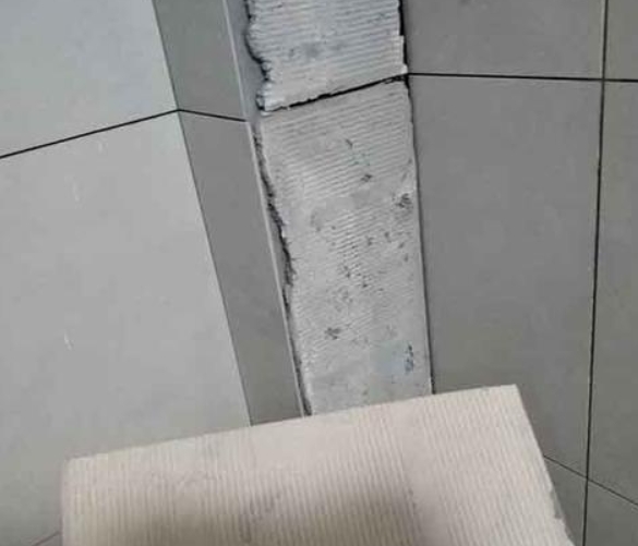 武陟瓷砖空鼓维修公司分享下厨房瓷砖脱落的补救措施。